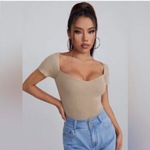 NWOT Neutral Cream Colour Sweetheart Neckline Knit
Short Sleeve Crop Top. Size S